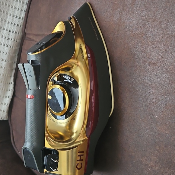 CHI Gold 1700 Watts Retractable Cord Iron - Picture 2 of 7